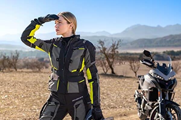 Découvrez notre test complet du blouson moto femme Shima Hero 2.0 : élégant, performant et conçu pour vous offrir confort et protection tout au long de l'année.