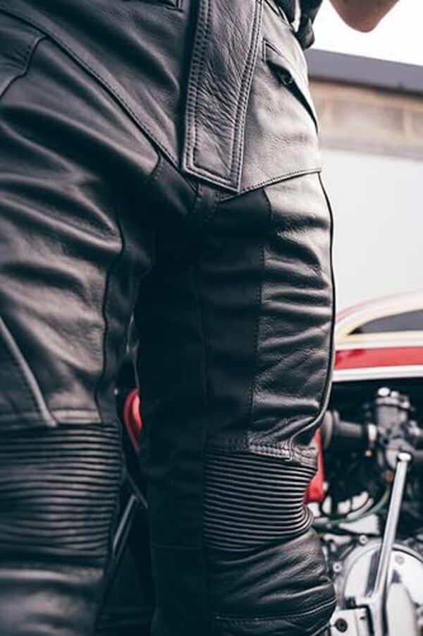 Découvrez notre avis sur le pantalon de moto texpeed en cuir noir pour homme : confort, imperméabilité et style à l'épreuve  !