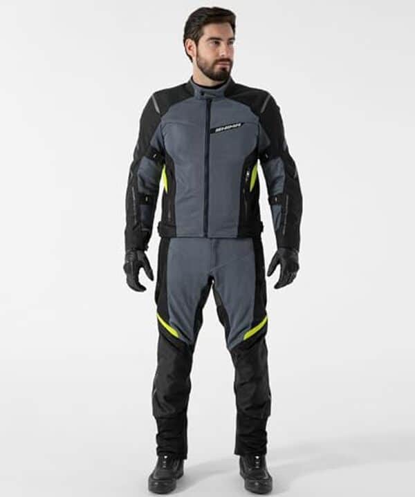Profitez d'un confort optimal et d'une sécurité renforcée avec le pantalon moto Shima Rush. Découvrez ses caractéristiques innovantes pour une protection sans compromis sur la route.