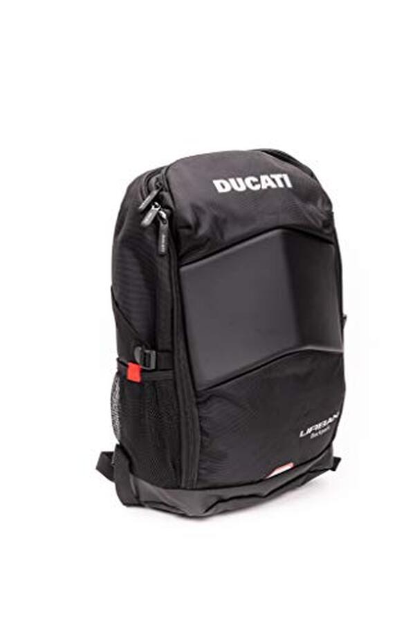 Découvrez le sac à dos Ducati Urban 25L noir : parfait pour le quotidien avec son design imperméable et élégant.
