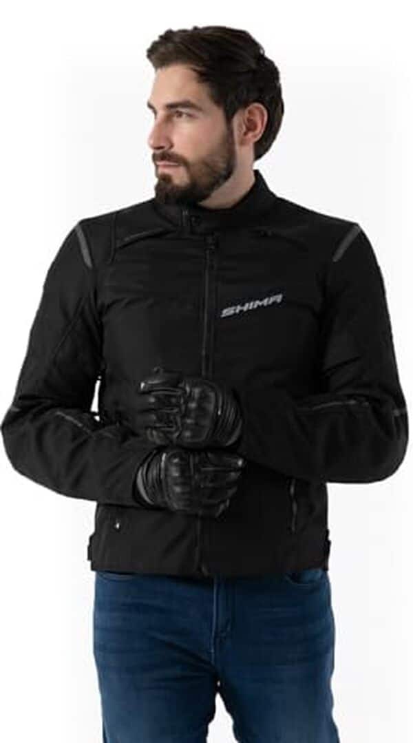 Découvrez notre test complet de la veste moto SHIMA RUSH AIRFORCE : analyse de sa protection, confort et caractéristiques imperméables adaptées aux motards exigeants