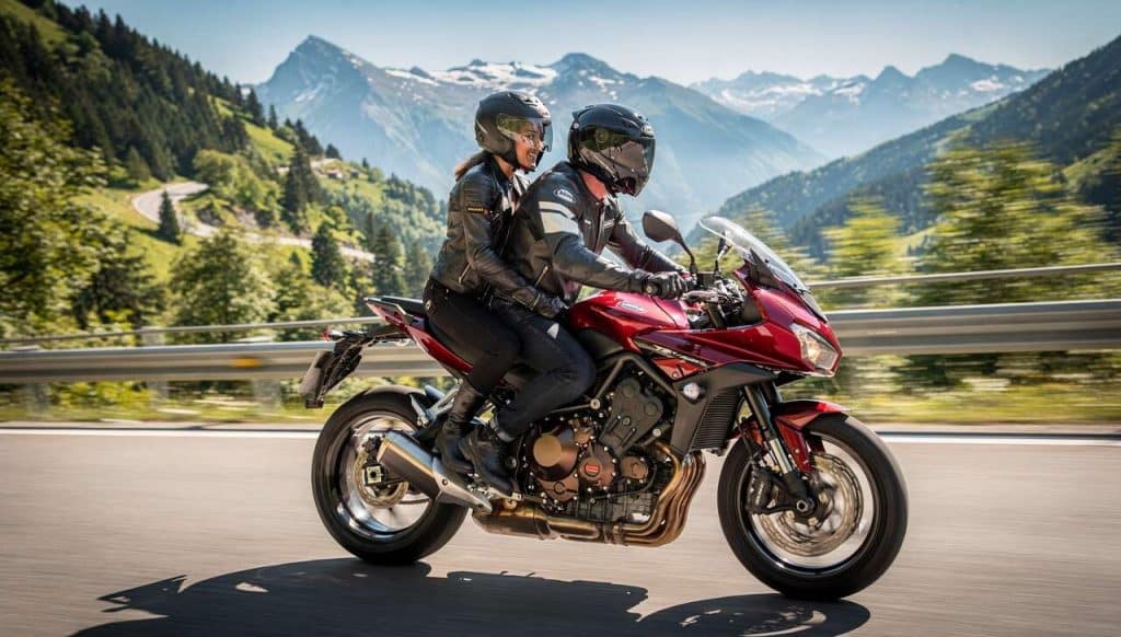 Voyager à deux en moto : avantages et conseils