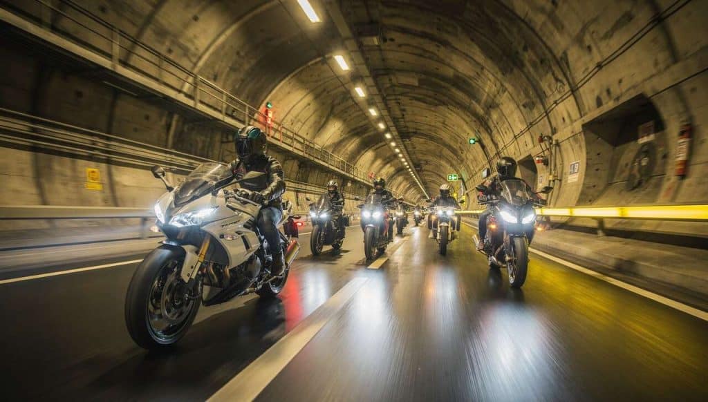 Traverser le Tunnel sous la Manche à Moto : conseils et Astuces