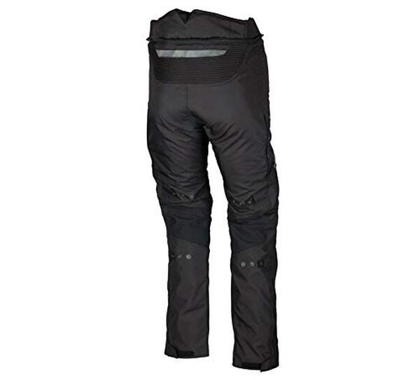 Découvrez notre test détaillé du pantalon de moto Modeka CLONIC : sa résistance à l'eau et sa chaleur vous protègent par tous les temps. Parfait pour les aventuriers en quête de confort.