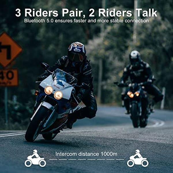 Découvrez l'efficacité et la simplicité de l'intercom moto BT-S2 de BETOWEY : idéal pour communiquer entre deux casques lors de vos balades à deux roues.