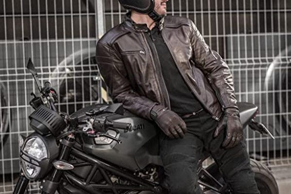 Découvrez notre test complet de la veste moto Shima Blake noire en taille XL : design élégant, protection optimale et confort exceptionnel pour tous vos trajets moto.