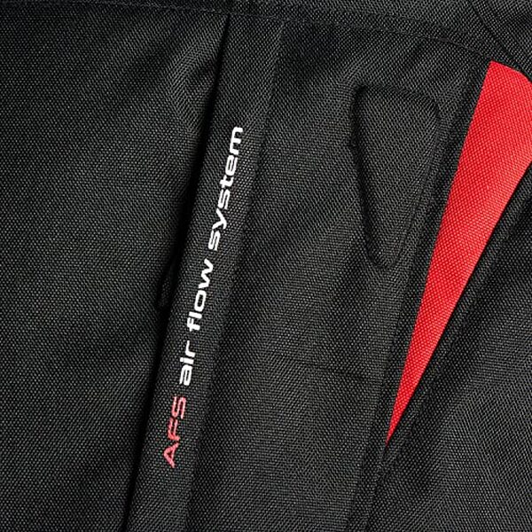 Découvrez notre test détaillé de la veste Furygan Apalaches noire pour homme : style, confort et protection réunis pour vos aventures sur deux roues.