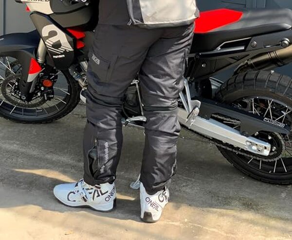 Découvrez notre test complet du pantalon TLA Explora : imperméable, conçu pour 4 saisons et idéal pour les motards exigeants.