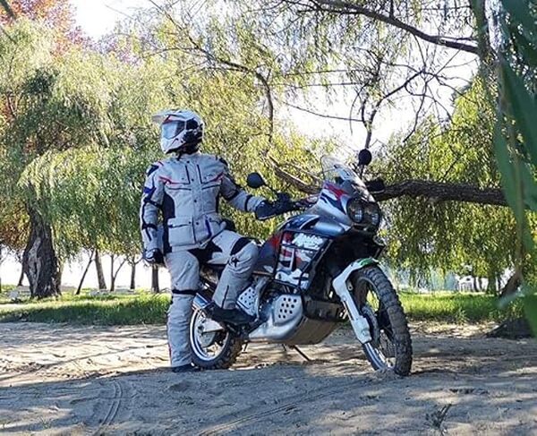 Découvrez notre test détaillé de la veste LOVO tricouche 4 saisons. Confort, protection et polyvalence pour tous les motards : avis honnête et performances réelles. 