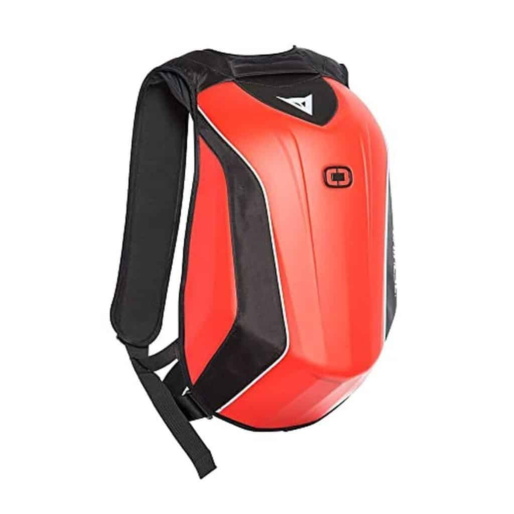 Test du sac à dos moto rigide Dainese D-Mach compact rouge fluo