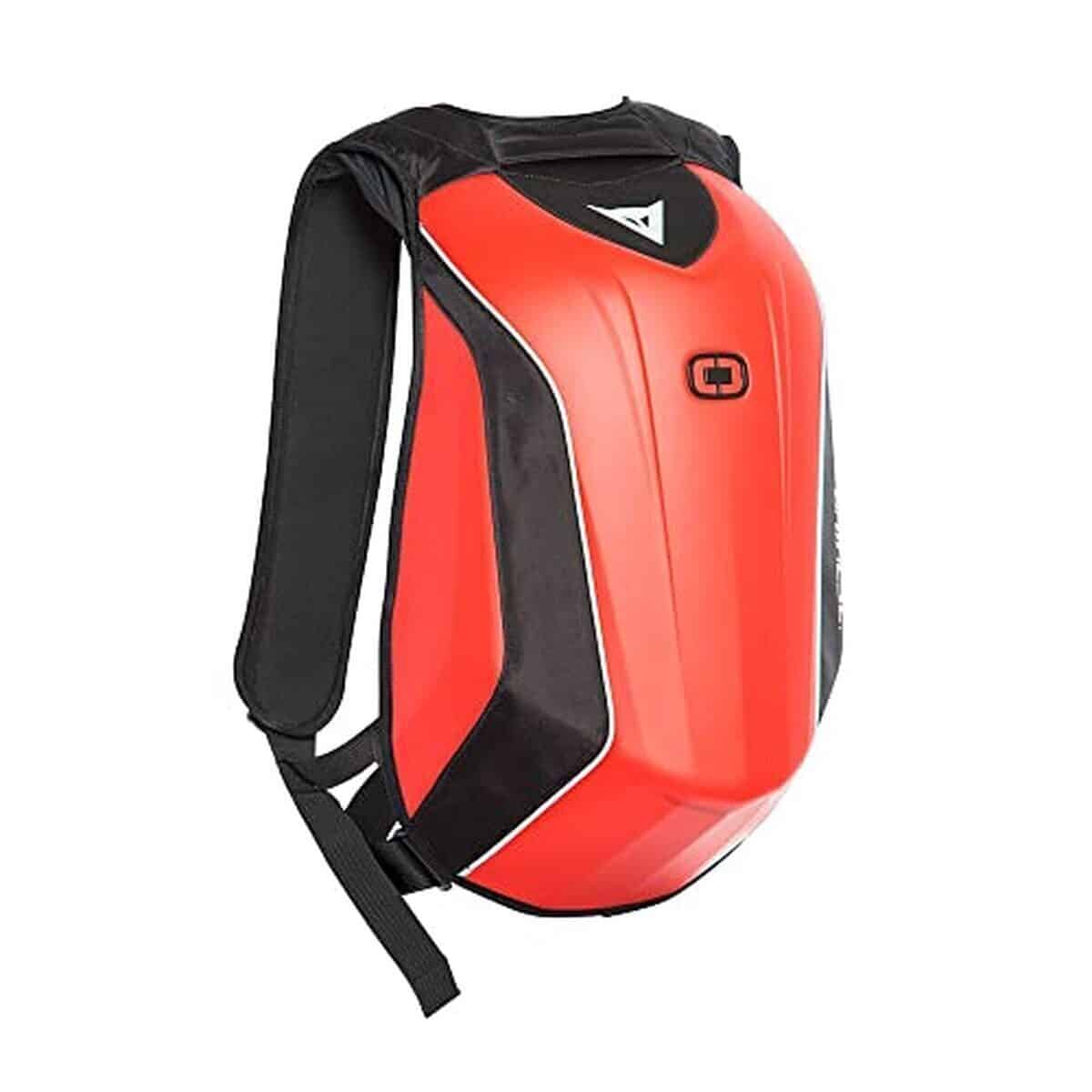 Test du sac à dos moto rigide Dainese D-Mach compact rouge fluo