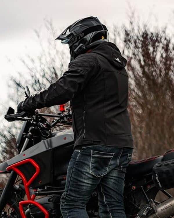 Découvrez notre test complet de la veste moto Iron Jia's pour homme. Protection toutes saisons, confort et qualité : l'équipement idéal pour vos trajets en toute sécurité. 