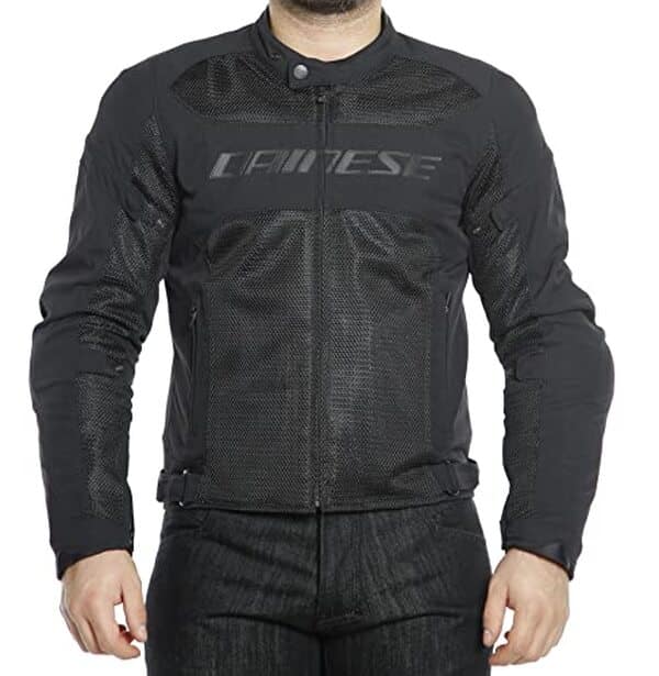 Dรฉcouvrez notre test dรฉtaillรฉ de la veste moto Dainese Air Frame D1 Tex : protection, confort et ventilation pour vos trajets en motard.