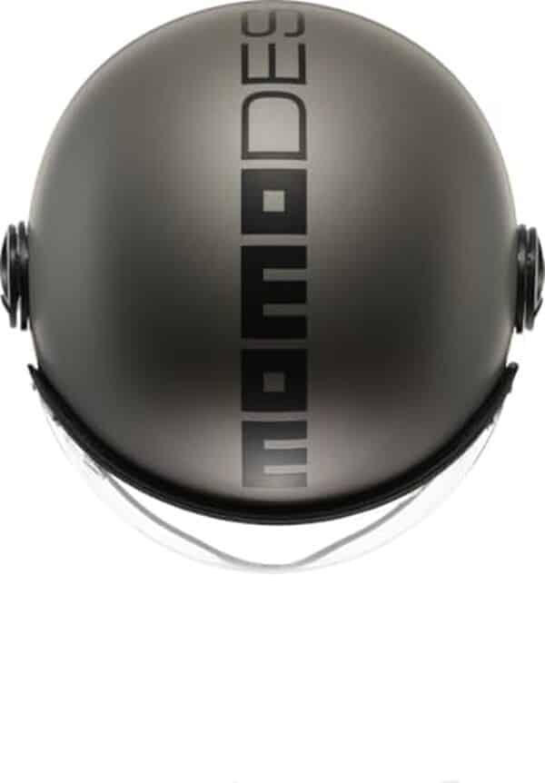 Découvrez notre test du casque moto Momodesign FGTR Evo : analyse détaillée du design innovant et des normes de sécurité pour rouler en confiance.