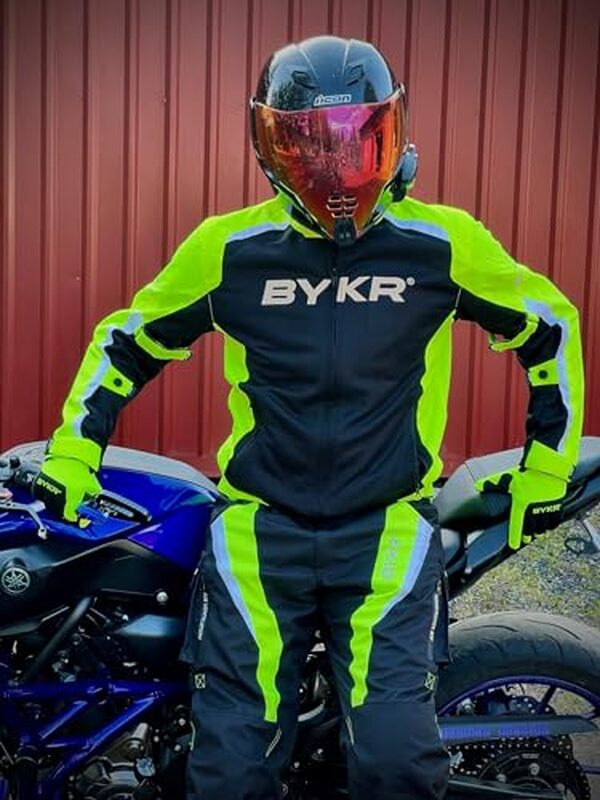 Découvrez notre test complet du pantalon blindé Cordura vert fluo taille S-M : protection, confort et performance pour motards exigeants. 