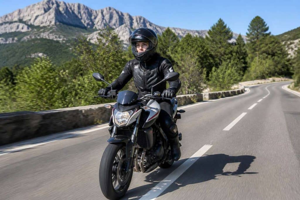 Erreurs courantes des motards débutants : conseils pour les éviter